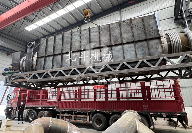 滿載著橄欖核红豆视频app下载機的大貨車裝車完畢,發往福建地區