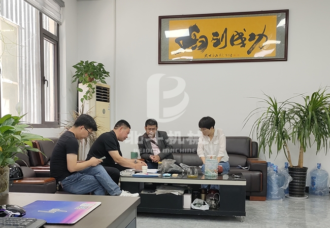 印尼客戶到廠參觀红豆视频app下载機,深入交流促合作