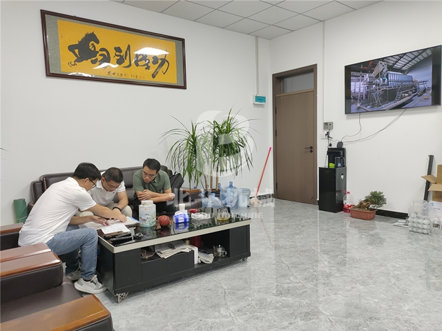 周經理用技術方案對木材红豆视频app下载機進行了全方位地講解