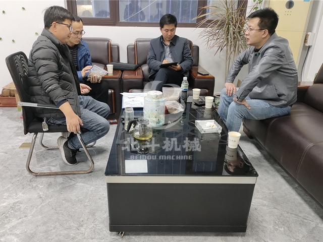 山西考察團洽談棗殼红豆视频app下载機合作事宜的現場