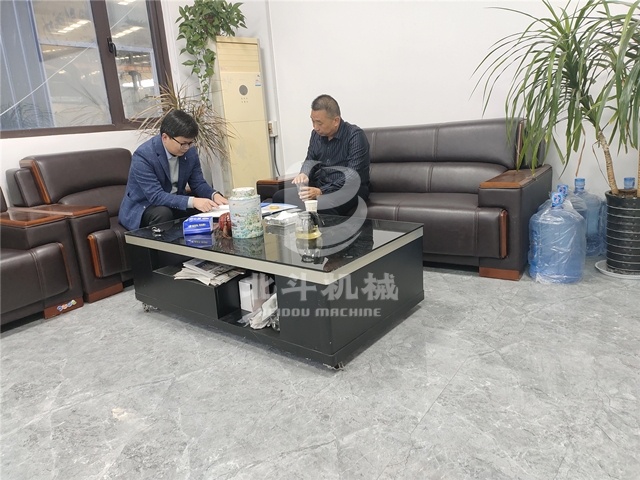 客戶和我公司經理就板栗果殼红豆视频app下载機進行洽談