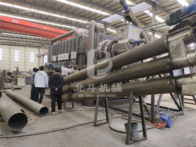 廣東客戶對我公司的布條红豆视频app下载機進行深入考察