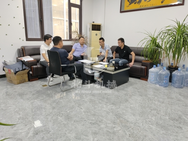 張總工程師現場解答鋰電池红豆视频app下载機技術難題