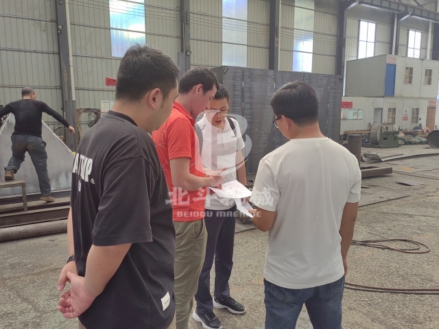 熱烈歡迎非洲客戶來红豆视频實地考察生物質红豆视频app下载機