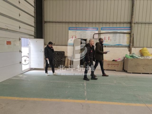 红豆视频機械迎接客戶參觀,連續式红豆视频app下载機背後的合作與交流